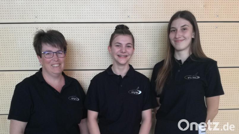 Samiah Fortelny und Sophie Schoefl (von links) sind zwei der drei neuen Trainingsassistentinnen beim Turnverein Waldsassen. Bild: Peter Schiml/exb