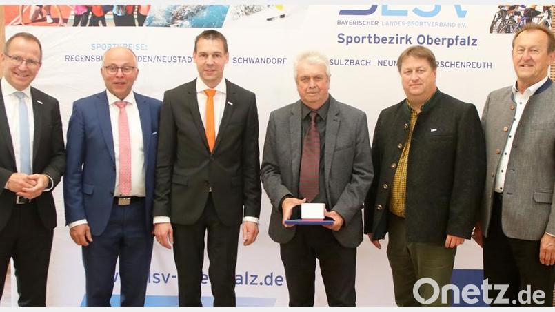 Dieter Niewolik (Vierter von links) nahm von BLSV-Präsident Jörg Ammon, Albert Nickl (Stellvertretender Landrat Landkreis Neustadt/Waldnaab), BLSV-Kreisvorsitzendem Andreas Malzer, BLSV-Bezirksvorsitzendem Helmut Müller und Bezirksrat Richard Gaßner (von links) die Auszeichnung entgegen. Bild: jzk