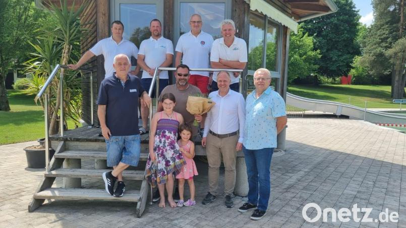 Über die spendierte Jahres-Familienkarte freuten sich Thomas Bergmann (vorne mit Blumenstrauß) und seine Kinder. Bürgermeister Marcus Eichenmüller (Zweiter von rechts) hatte ihn als erster Badegast willkommen geheißen. Bild: e