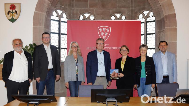 Die Bundestagsabgeordnete Susanne Hierl (Dritte von rechts) besuchte Sulzbach-Rosenberg und sprach im Rathaus mit den Fraktionsvorsitzenden (v.l.n.r.): Wolfgang Berndt (Linke), Patrick Fröhlich (CSU), Doris Schmidt-Hartmann (SURO 2030), Bürgermeister Michael Göth, 3. Bürgermeisterin Hildegard Geismann (SPD), 2. Bürgermeister Günter Koller (CSU). Bild: mfh