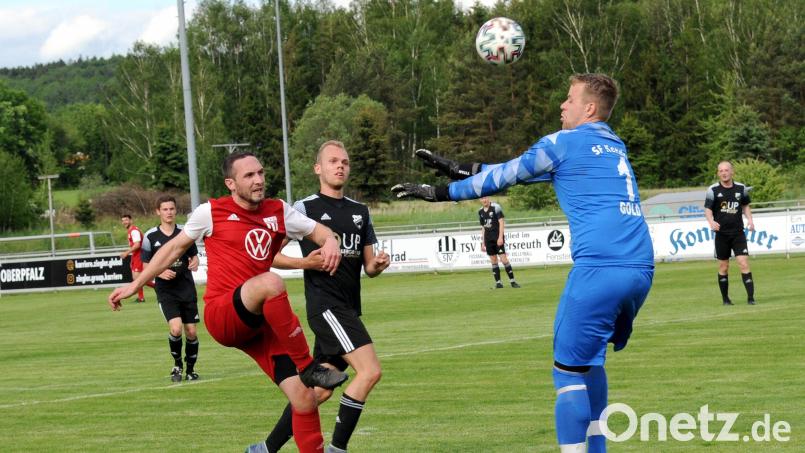 Konnersreuths Stürmer Christoph Pirner (links) versucht, bedrängt von Marco Klünter, den Kondrauer Keeper Daniel Gold zu überlupfen. Bild: heh
