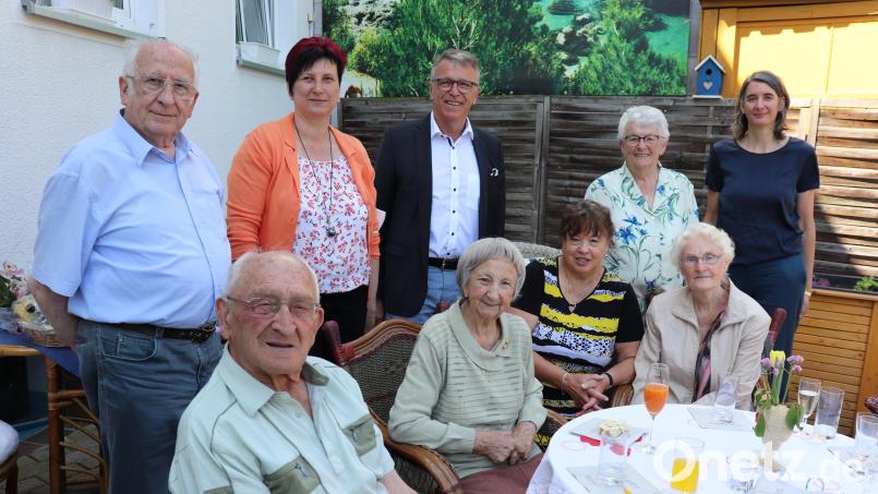 Die Jubilarin Annemarie Gmeiner (sitzend, Zweite von links) feierte ihren 90. Geburtstag mit Familie und Freunden im Garten von Olga Luft. Bild: Stadt Tirschenreuth/exb