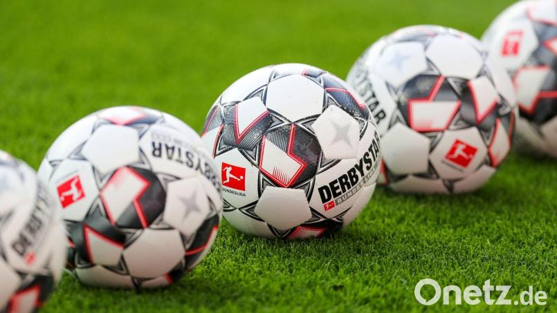 Der TSV Tännesberg darf weiter gegen den Ball kicken. Das nächste Relegationsspiel steigt am 25. Mai in Winklarn gegen die SG Schloßberg 09. Bild: Jan Woitas/zb/dpa/Symbolbild
