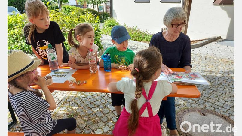 Interessiert lauschen die Kinder den Ausführungen von Christa Zapf über einen Hund mit einer besonderen Spürnase. Bild: lg