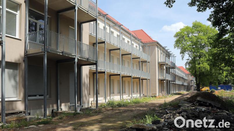 Das ehemalige Bettenhaus des Bundeswehr-Krankenhauses an der Köferinger Straße: Außen ist die Sanierung beendet, im Inneren warten alle 119 Wohnungen noch auf den Ausbau. Den dürfen die Käufer nun in Eigenregie in Angriff nehmen, wenn sie das möchten. Die Entscheidung soll im Juni fallen. Bild: Wolfgang Steinbacher