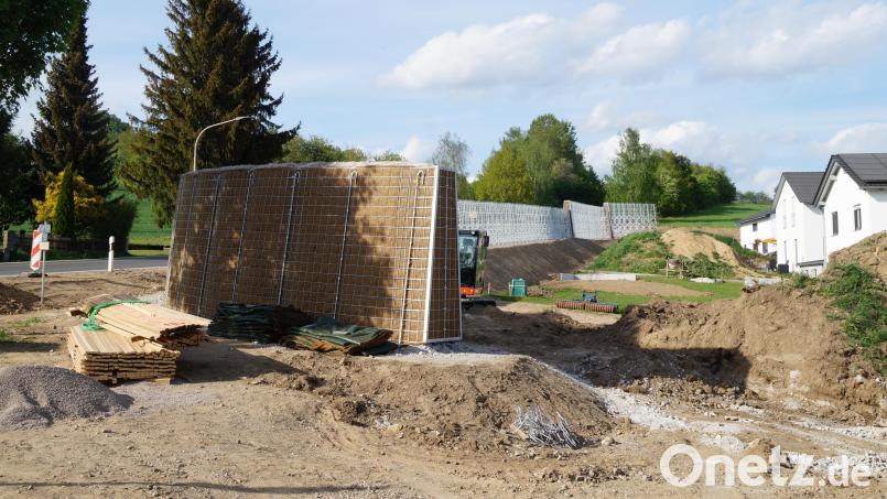 Der Lärmschutzwall nimmt Gestalt an. Mittlerweile ist das Metallgerüst mit Matten umkleidet. Wenn Humus aufgeschüttet ist, wird angesät. Bild: wel