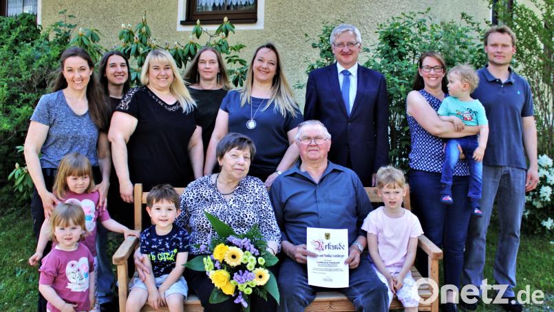 Monika und Hans Ernstberger sind 50 Jahre glücklich verheiratet. Auf dem Bild die Kinder und Enkelkinder sowie die Hofnachfolger (Birgit und Daniel Ernstberger, rechts) sowie Bürgermeister Johannes Reger (hinten, Dritter von rechts). Bild: Carolin Böckl