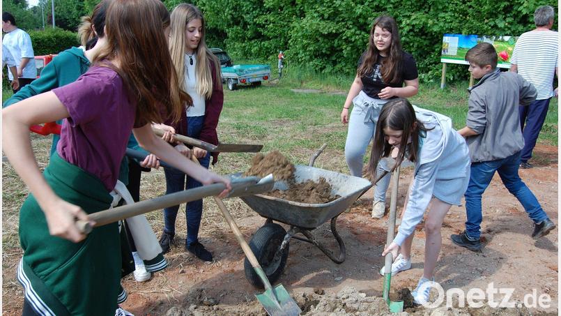 Die Schüler bei der Arbeit für den „Wildlebensraum“. Bild: Werner Winderl/exb