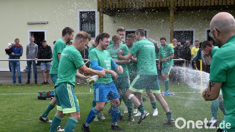 Nach dem Schlusspfiff feierten die Spieler des SV Mitterteich mit Sektduschen den Klassenerhalt in der Landesliga Nordost. Bild: Gebert