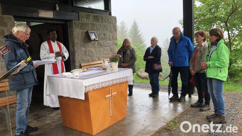 Vor der Buchbergkapelle wurde eine Messe gefeiert. Anlass dafür war das Patrozinium des Heiligen Nepomuk. Bild: Sabine Weiß/exb