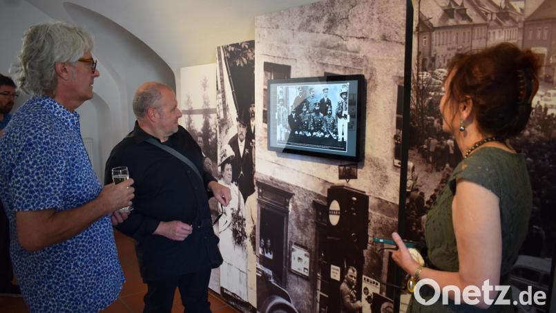 Ausstellungsgestalter Wolfgang Engel führte die Gäste durch das Museum. Bild: bnr