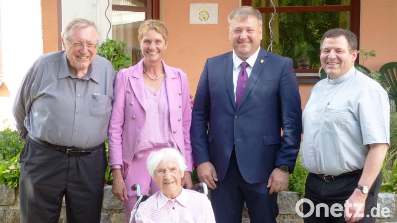 Sie gratulieren Hertha Häselbarth (vorn) zum 100. Geburtstag (von links): Hermann Kucharski, Heimleiterin Monika Breunig, Bürgermeister Stefan Braun und Pfarrer Stefan Brand. Bild: jp