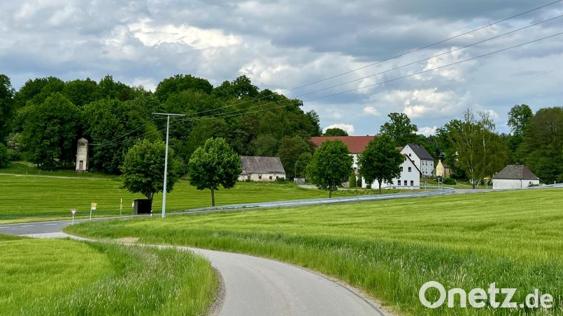 Nordöstlich von Roschau will die Burgkunstadter Südwerk auf einer Fläche von acht Hektar eine Freiflächen-Photovoltaikanlage bauen. Vom Dorf aus soll die Anlage kaum zu sehen sein. Bild: Eichl