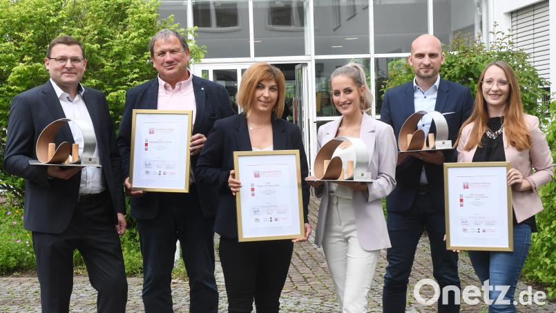 Über den Johanna-Frank-Preis freuen sich Cecile Rudolph (Dritte von rechts) und Tamara Schwab (Dritte von links) von der &quot;CeTa Pflege mit Liebe&quot;, Roland Nitsche (Zweiter von links) und Markus Schell (links) von &quot;i_s_a_industrieelektronik&quot; sowie Anna Bauer (rechts) und Harald Hiller (Zweiter von rechts) von BHS Corrugated . Bild: Gabi Schönberger