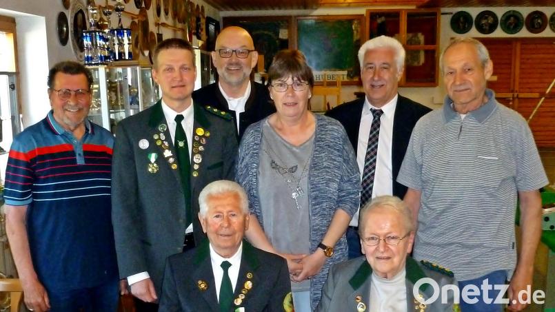 Die Schützengesellschaft Almenrausch ist stolz auf ihre langjährigen Mitglieder (sitzend, von links) Erwin Rößler und Sieglinde Nordgauer. Bild: R. Kreuzer