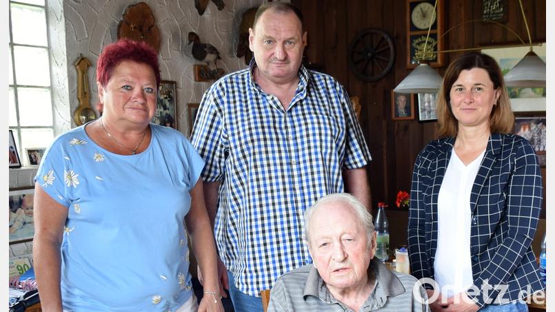 Der Jubilar Johann Renner (sitzend) mit Tochter Ursula, Sohn Jürgen und 2. Bürgermeisterin Doris Lehnerer (von links). Bild: wku
