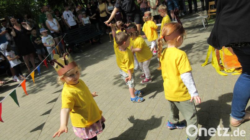 Mit ihren eingeübten Tänzen begeisterten die Kinder die Zuschauer beim Frühlingsfest im Kindergarten St. Marien in Krummennaab. Bild: vsr