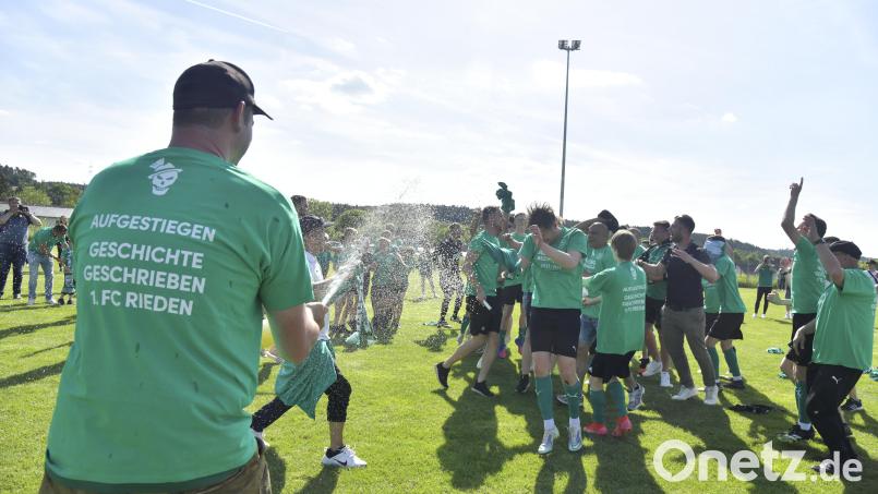 Eine Sektdusche für die Aufstiegshelden. Nach dem 2:1-Sieg in Haselmühl bejubelten die Spieler des 1. FC Rieden den Titelgewinn in der Kreisliga Süd und den Aufstieg in die Bezirksliga. Bild: Hubert Ziegler