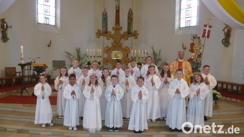 Dass sie durch die Feier der Erstkommunion immer tiefer in die Freundschaft mit Jesus hineinwachsen, das wünscht Pfarrer Varghese Puthenchira den zwölf Mädchen und sieben Buben. Bild: bk