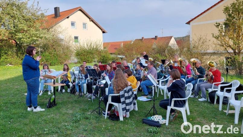 Voll bei der Sache sind die Musiker des Nachwuchsorchesters der Blasmusik Gebenbach bei der öffentlichen Probe im Pfarrgarten unter Leitung von Nachwuchsdirigentin Sophie Trusheim. Bild: swo