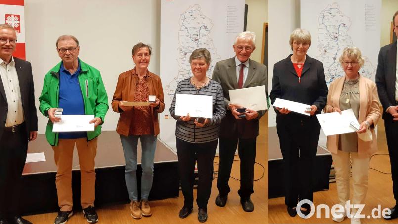 Domkapitular Michael Dreßel (rechts ) und Direktor Michael Weißmann überreichen Ehrungen an Franz Kaas, Evi Menzel, Veronika Koller, Pfarrer Georg Hartl, Christl Kaas und Anna Federlein (von links). Bild: fjo