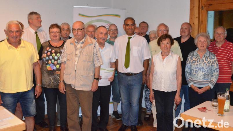 Langjährige Mitglieder stehen bei der Hauptversammlung der EAW-Siedlergemeinschaft Hammerweg im Mittelpunkt. Bild: Kunz