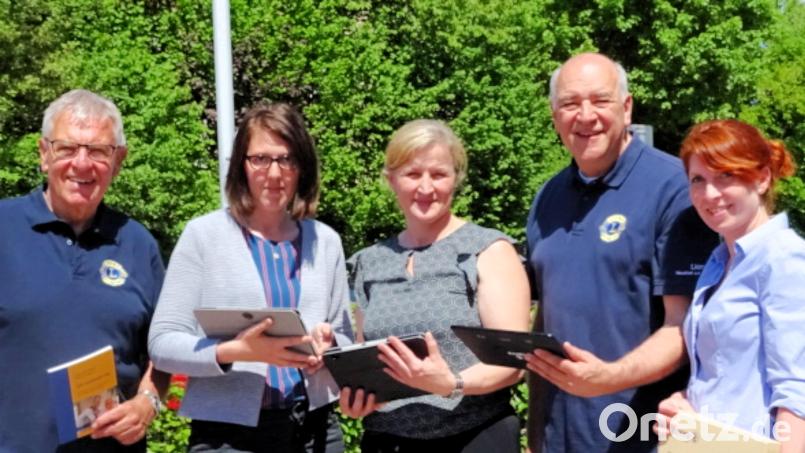 Christian Kick (Zweiter von rechts) übergibt mit Manfred Hausel für den Lions-Club eine digitale Ausstattung an Theresa Pulsfort, Martina Kiendl und Tatjana Kriwizki (von links). Bild: fjo