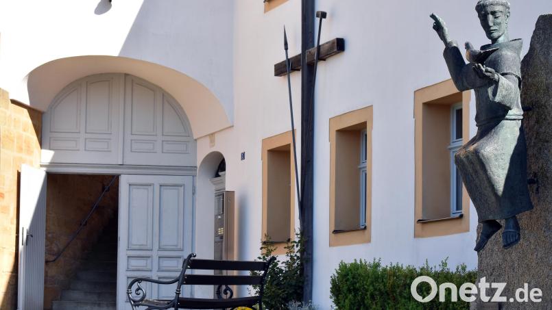 Die Klosterpforte am Mariahilfberg. Dort finden sich nicht nur Devotionalien aller Art im Klosterladen, sondern direkt gegenüber ist auch eine Toilette, die jederzeit öffentlich zugänglich ist. Bild: Stephan Huber
