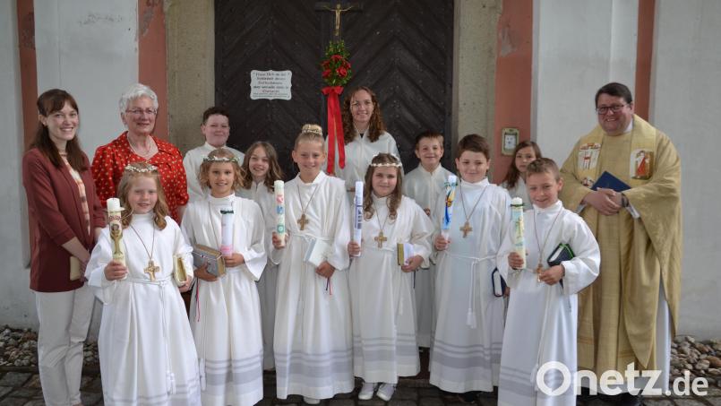 Sechs Kinder feiern ihre erste heilige Kommunion mit Pfarrer Udo Klösel in der Wieskirche. Mit anwesend waren Rektorin Ulrike Uhlemann (Zweite von links) und Lehrerin Miriam Höcherl (links). Bild: gi
