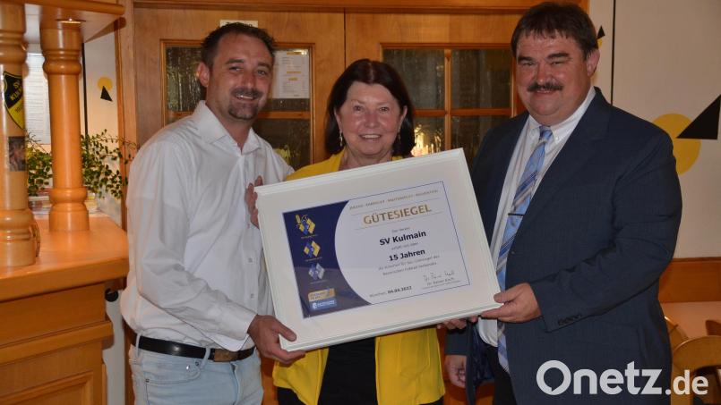 Vorsitzender Wolfgang Groß und SV-Ehrenamtsbeauftragte Edith König nahmen vom BFV-Kreisvorsitzenden Albert Kellner (von links) das Gütesiegel entgegen. Bild: Ingrid Alsmann