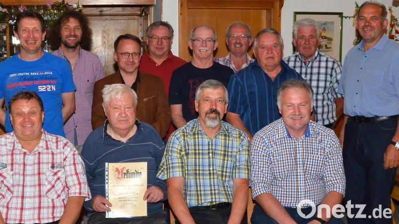 Für die nächsten Jahre stehen Josef Kick und Johann Sauer (sitzend, von rechts) als Vorstände an der Spitze des katholischen Männervereins, bei dem Ludwig Führnrohr (mit Urkunde) für seine langjährige Mitgliedschaft geehrt werden kann. Bild: fjo