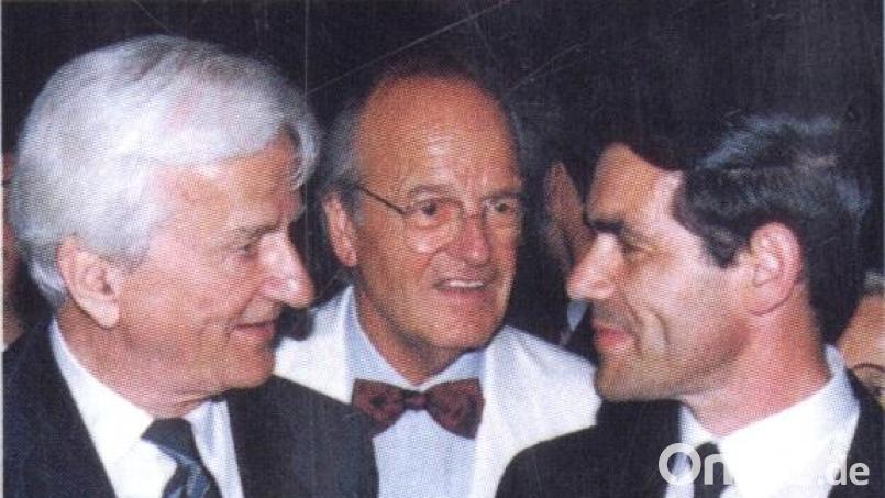 Deutschland präsentierte sich auf der Expo 1992 in Sevilla. Nach den Veranstaltungen gratulierte Bundespräsident Richard von Weizsäcker (links) dem Regensburger Traumfabrik-Chef Rainer Pawelke (rechts). Zwischen beiden der Leiter des deutschen Pavillons bei der Expo, Hans-Gerd Neglein. Bild: Traumfabrik/exb