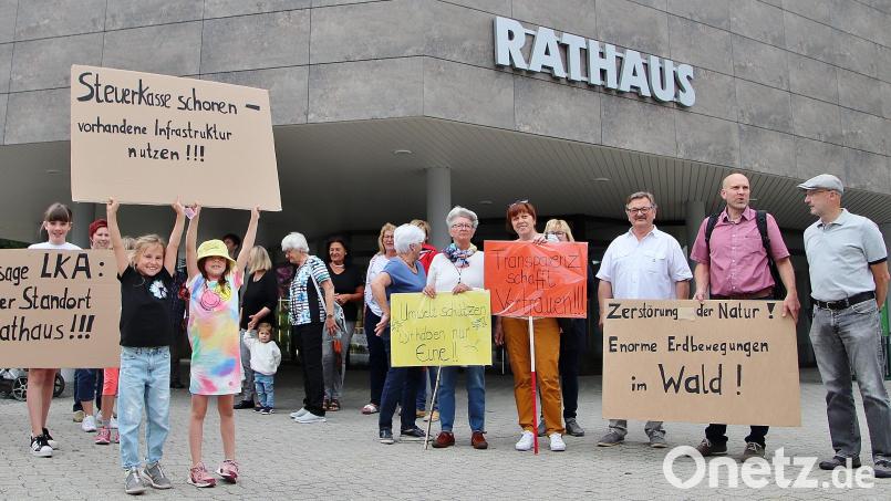 Gut 90 Schwarzenfelder jeden Alters hatten sich am Montag am späten Nachmittag vor dem Rathaus versammelt, um gegen den Bau eines BOS-Sendemasts in Traunricht zu demonstrieren. Geleitet wurde die Kundgebung von Franz Prey (Dritter von rechts), der auch eine Ansprache hielt. Bild: Thomas Dobler