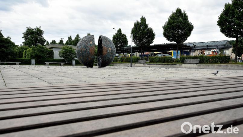Der Multifunktionsplatz in Amberg. Er ist eine Ödnis in Beton mit einem wunderschönen Kunstwerk als Blickfang. SPD-Stadtrat Florian Fuchs hätte ihm wenigstens gerne einen königlichen Namen verliehen. Bild: Stephan Huber