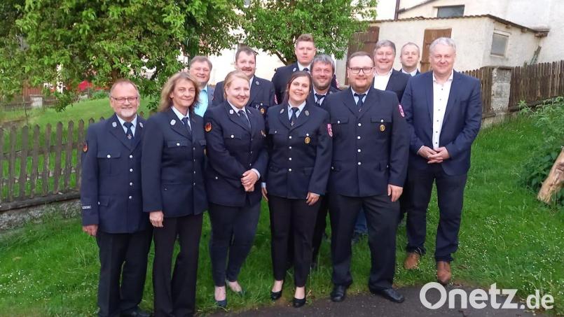 Neuwahl bei der Feuerwehr Zogenreuth (von links): der bisherige Vorsitzende Georg Roßbacher, Schriftführerin Petra Kraus, Feuerwehrbeauftragter Josef Lehner, Vertrauensfrau Miriam Wiesent, Kommandant Günter Strauß, Kassiererin Carina Gundel, 2. Kommandant Thorsten Deiml, Gerätewart Tobias Striegel, Vorsitzender Markus Neukam, 3. Bürgermeister Michael Streit, Kreisbrandmeister Michael Schmidt und Landrat Richard Reisinger. Bild: Petra Kraus/exb