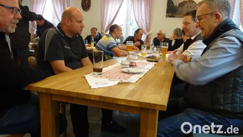 Im Wolfringer Dorfwirtshaus hatten Unternehmer aus der Gemeinde Fensterbach Gelegenheit, ihre Sorgen und Anliegen Vertretern aus der Politik zu schildern. Bild: Houschka
