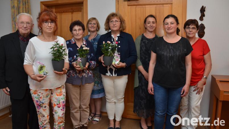 Ulrike Gösl (Dritte von rechts), Elisabeth Bojer (Vierte von rechts) und Angelika Ertl (rechts) bilden das Dreigestirn des Katholischen Frauenbunds Roggenstein. Diözesanvorsitzende Martha Bauer (Vierte von links) und Pfarrer Gerhard Schmidt (links) freuen sich über das Engagement. Bild: dob