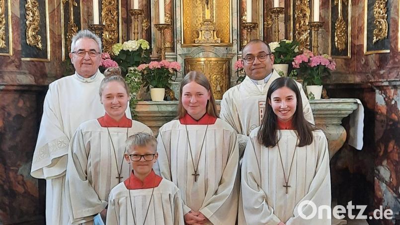 Wechsel an der Ministranten-Spitze in der Vilsecker Pfarrei St. Ägidius: Diakon Dieter Gerstacker (links) und Pfarrvikar Pater Jimmy Joseph verabschieden Oberministrantin Mona Kreuzer (links) und ihre Schwester Ina Kreuzer (Mitte). Neue Ministranten-Chefin ist Marie Schöpf (rechts). Vorne Ministrant Kilian Ziegler. Bild: rha
