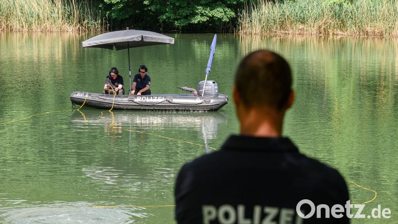 Ein Polizeiboot sucht per Sonar den Blässhuhnsee nach der vermissten 28-jährigen ab. Bild: Daniel Vogl/dpa