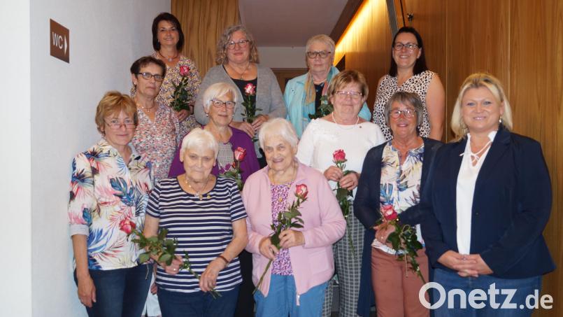 Den Geehrten gratulierten Mitglieder des Führungsteams sowie stellvertretende Diözesanvorsitzenden Kerstin Aufschneider (rechts). Bild: Frauenbund Herz Jesu/exb