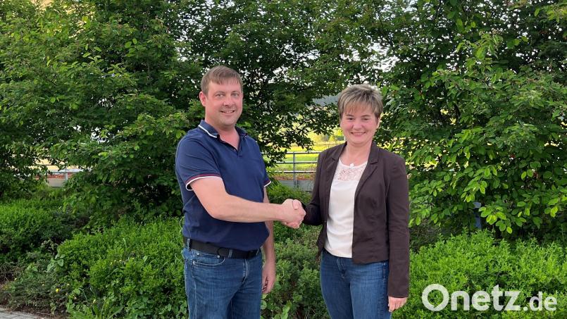 Bürgermeisterin Sonja Meier gratuliert dem neuen ersten Kommandanten der Feuerwehr Winklarn, Stephan Killermann Bild: amö