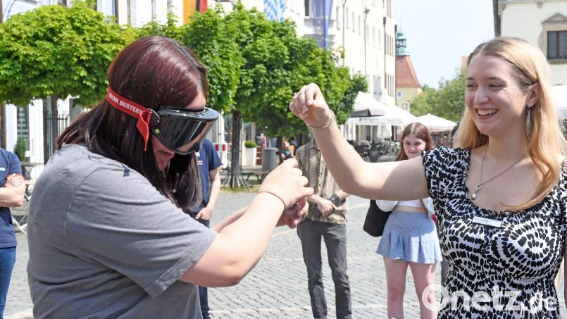 Mit der Rauschbrille vor den Augen wird&#039;s schwierig, Bewegungen zu koordinieren. Bild: Gabi Schönberger
