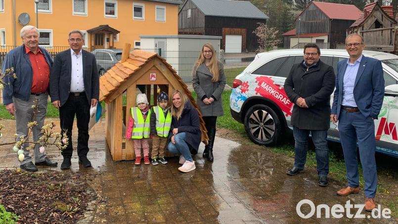 Kirchenpfleger Alois Melzner und Geschäftsführer Liborius Gräßmann freuten sich mit zwei Kindern des Kinderhauses sowie der Leiterin der Kinderkrippe, Isabelle Striegl, und Kinderhaus-Leiterin Sabina Lehmann über die kleine Räuberhütte ebenso wie Bürgermeister Thomas Kaufmann und Geschäftsführer Thomas Löw (von links). Bild: mez