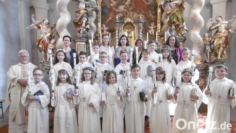 In einem festlichen Gottesdienst empfangen 17 Erstkommunionkinder in Luhe erstmals den Leib Christi. Bild: rgl