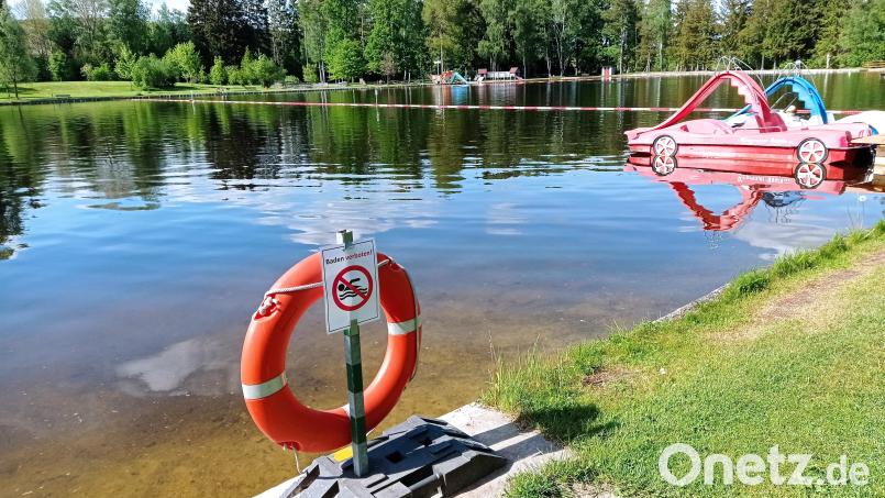 Im Bereich der Tretboote gilt im Waldershofer Kösseinebad ein Badeverbot. Eine Anordnung, die für Verwunderung im Stadtrat sorgte. Bild: fpoz