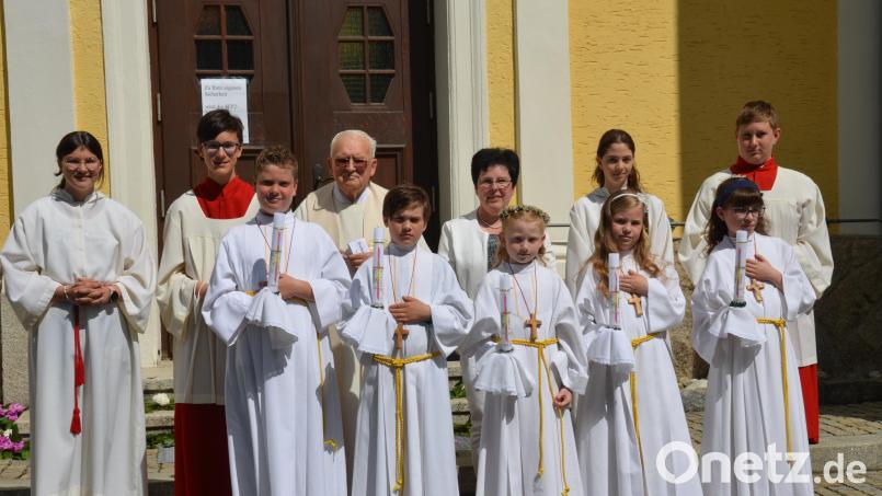 Fünf Kinder feiern in der Pfarrei St. Erhard in Roggenstein mit Pfarrer Gerhard Schmidt ihren Erstkommuniontag. Bild: dob
