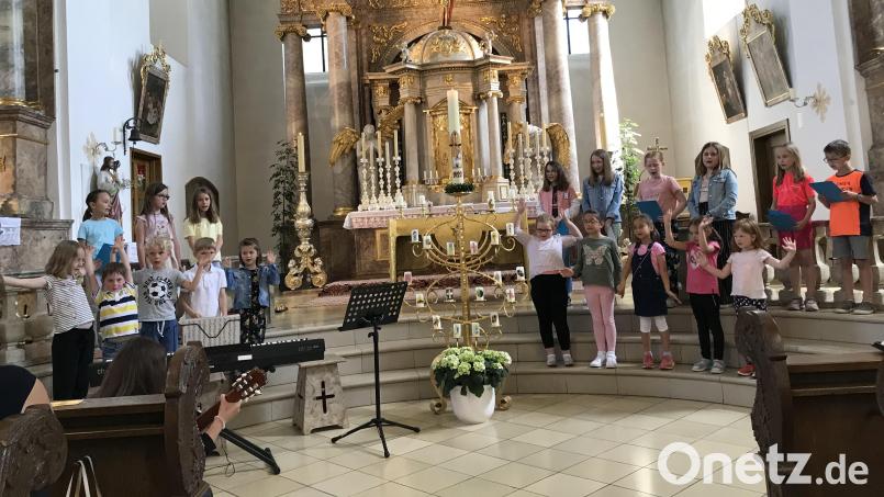 Die Kindergruppe Ichtys bereicherte mit ihren Liedvorträgen die Andacht des Frauenbundes. Bild: ak