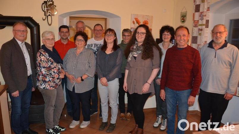 Mit dieser Mannschaft geht der Pilger- und Tourismusverein Konnersreuth in die kommenden drei Jahre: (von links) Bürgermeister Max Bindl, Sigrid Schwan, Andreas Neumann, Christa Wölfl, Konrad Härtl (dahinter), Stephan Lauterbach, Vorsitzende Aurelia Haberkorn, Barbara Wenisch, Michaela Richter, Inge Härtl, Richard Schiedeck und Pater Benedikt Leitmayr. Bild: jr