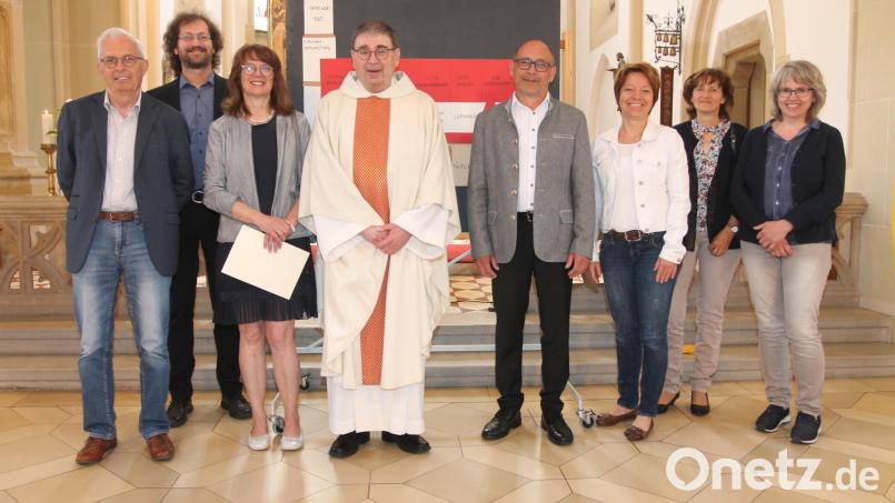 &quot;Vergelt&#039;s Gott&quot; sagen Stadtpfarrer Pater Hans Ring (Vierter von links) und Pfarrgemeinderatssprecher Ulrich Weig (Zweiter von links) den scheidenden Pfarrgemeinderatsmitgliedern. Bild: pi