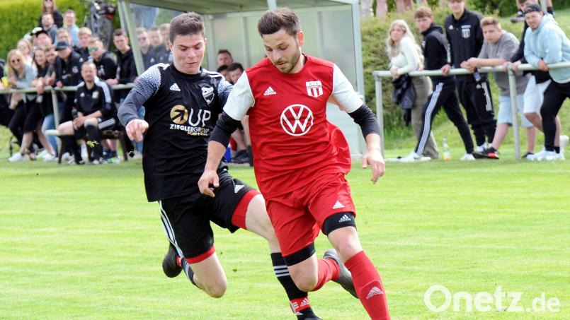 Henrik Lang (rechts, Szene aus dem Heimspiel gegen Kondrau) und der TSV Konnersreuth treffen in der Relegation zur Bezirksliga auf den SV Poppenreuth. Bild: heh